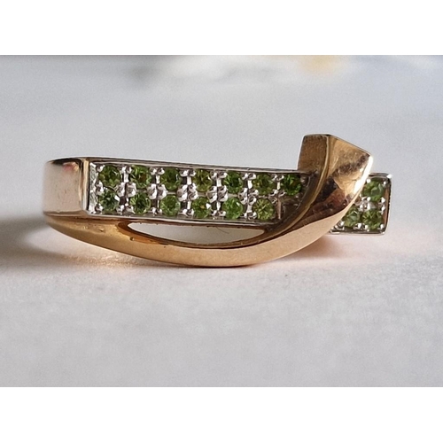 82 - 14ct Gold Ring Set with Two Lines of Round Cut Green Stones, (Approx. 7.6g, Size S)