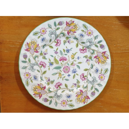 464 - 5 x Decorative Plates Including 2 x 