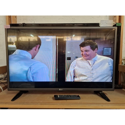 440 - LG 32'' Television (73 x 43cm) on Stand with Remote Control and AC Adaptor 

* Tested with HDMI Inpu... 