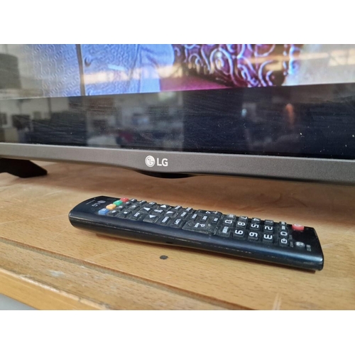 440 - LG 32'' Television (73 x 43cm) on Stand with Remote Control and AC Adaptor 

* Tested with HDMI Inpu... 