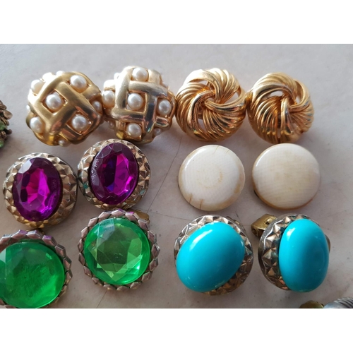 338 - 20 x Pair and More Vintage and Retro Ladies Clip