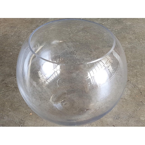 427 - 3 x Small Aquariums (Glass), (1 x Round Ø20cm x H:20cm) and 2 x Rectangular (31.5 x 23.5 x 23cm each... 