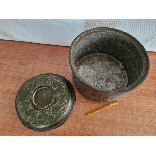 135 - Decorative Vintage Metal Lidded Pan, (Approx. Ø: 27cm, H: 18cm)