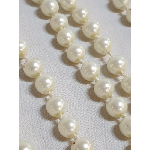 253 - Vintage / Retro Long Single Strand Pearl Necklace (Approx. L: 76cm)