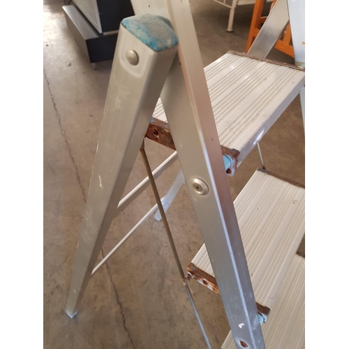 522 - Aluminium 4 - Step Ladder (A/F)