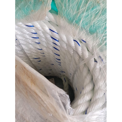 543 - White and Blue Polypropylene Rope Approx 200metre (Approx 17kg)