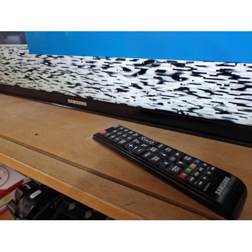 65B - Samsung 40'' Television, (Model: UE40EH5000), * Basic Test and Working *, Nb. No Stand, Together wit... 