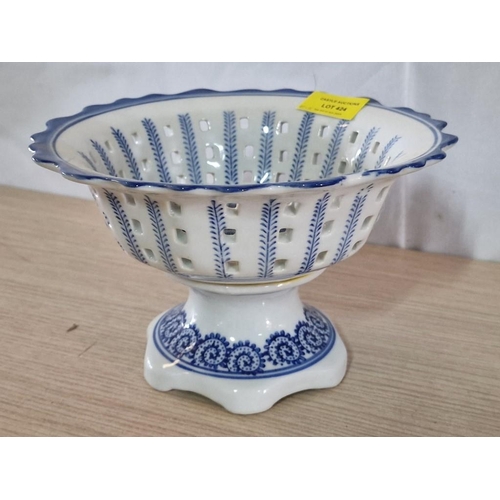 424 - Blue and White Chinese Porcelain Pedastal Bowl (Ø20cm x H:13cm)