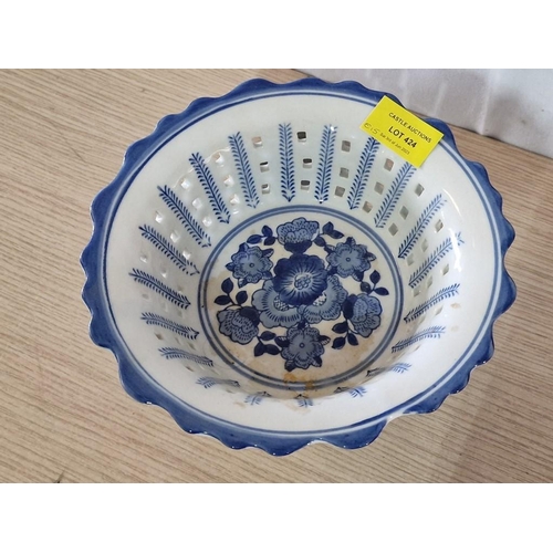 424 - Blue and White Chinese Porcelain Pedastal Bowl (Ø20cm x H:13cm)