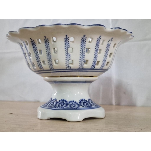 424 - Blue and White Chinese Porcelain Pedastal Bowl (Ø20cm x H:13cm)