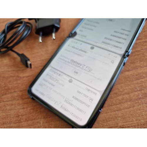69 - Samsung Z Flip Mobile Phone, (Model SM-F700F/DS), Dual Sim, 256Gb, Introduced in 2000, Factory Reset... 