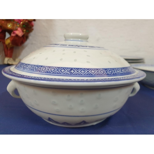 428 - 34pieces of Blue and White Porcelain Crockery with Dragon Pattern