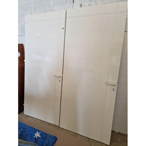 522 - 2 x White Colour Doors with White Handles, (Approx. 88.5 x 206cm each), (2)