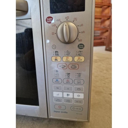 526 - Samsung Microwave Oven and 'Super Grille', (Model: PG113UR)