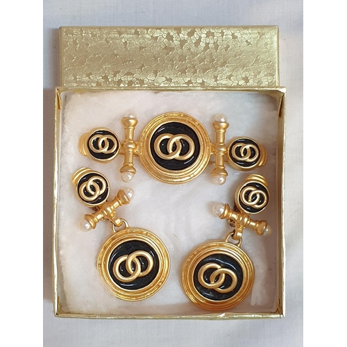 554 - Vintage Gold Tone Bijoux Ladies Brooch with Matching Clip -on Earrings