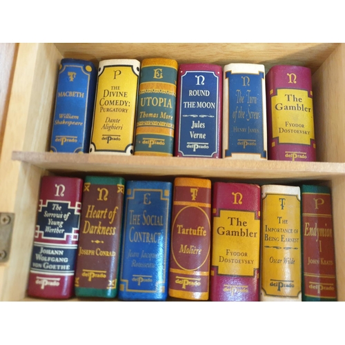 186 - Vintage Collection of Collectable 28 Del Prado Miniature Books in Display Case (Display Case 34 x 20... 