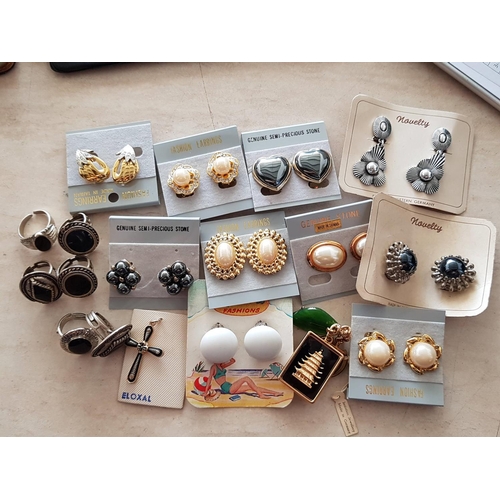 626 - Quantity of Retro Costume Jewellery; Rings, Earrings Clips etc