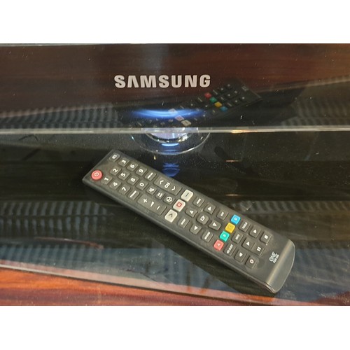 601 - Samsung 52'' TV, (Model: LAS52B7500U), Full HD LCD TV with R/C * Tested and Working with HDMI Input ... 