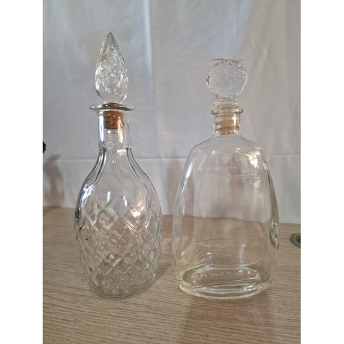 342 - 2 x Glass Decanters with Stopper (H:30cm & H:26cm)