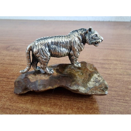 77 - Sterling Silver Tiger Ornament / Statue, Mounted on Polished Stone Base, (Approx. H: 5.5cm)

* Teste... 