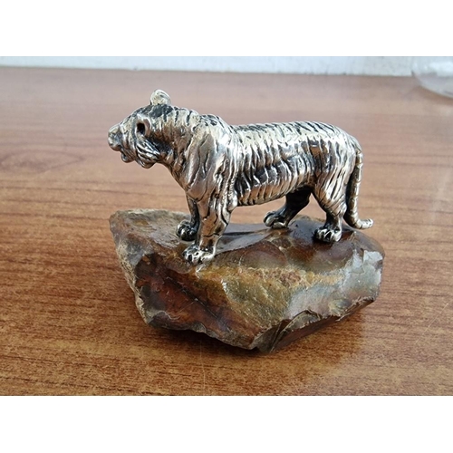 77 - Sterling Silver Tiger Ornament / Statue, Mounted on Polished Stone Base, (Approx. H: 5.5cm)

* Teste... 