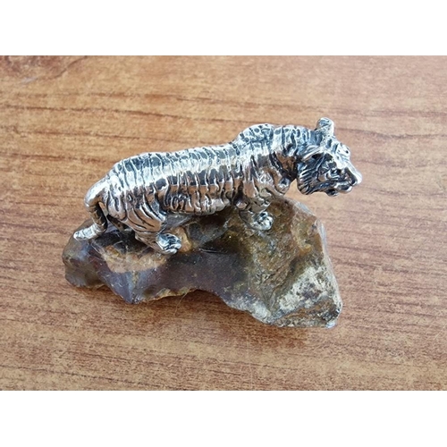 77 - Sterling Silver Tiger Ornament / Statue, Mounted on Polished Stone Base, (Approx. H: 5.5cm)

* Teste... 