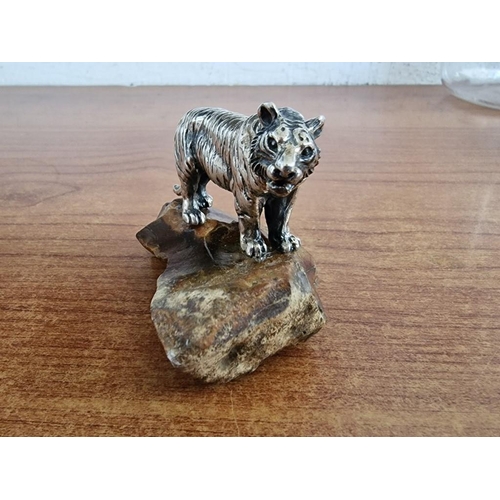 77 - Sterling Silver Tiger Ornament / Statue, Mounted on Polished Stone Base, (Approx. H: 5.5cm)

* Teste... 