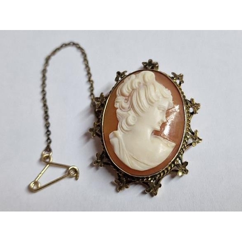 130 - Vintage 9ct Gold Cameo Brooch / Pendant with Ornate Surround & Safety Chain, (Approx. H: 32mm, Weigh... 