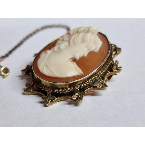 130 - Vintage 9ct Gold Cameo Brooch / Pendant with Ornate Surround & Safety Chain, (Approx. H: 32mm, Weigh... 