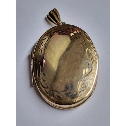 95 - Decorative 9ct Gold Oval Shape Locket Pendant with (Approx. 3.5g, H: 3cm)