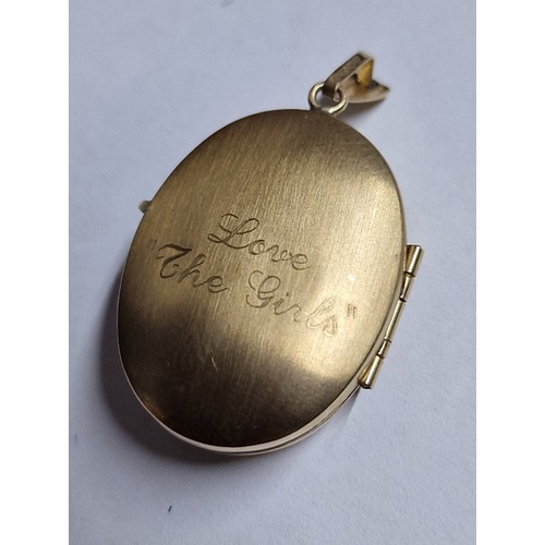 95 - Decorative 9ct Gold Oval Shape Locket Pendant with (Approx. 3.5g, H: 3cm)