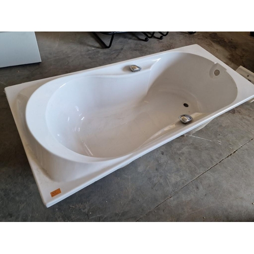 823 - White Colour Fibreglass Bath, (Approx. 169 x 74cm)