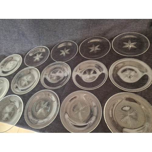 428 - Set of 14 x Vintage Round Glass Plates with Star Decoration in the Centre Base and Patterned Rim, (A... 