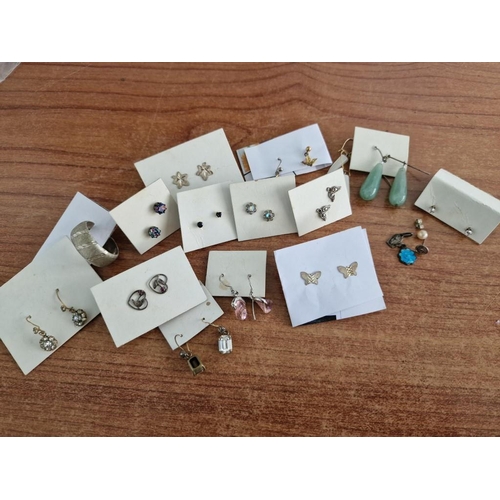 818 - Collection of Jewellery; 14 x Pairs of Assorted Earrings, etc