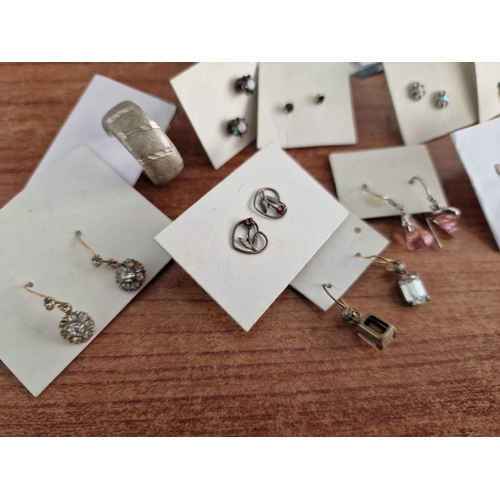 818 - Collection of Jewellery; 14 x Pairs of Assorted Earrings, etc