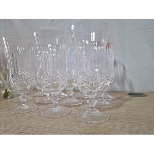 118 - Set of 11 x Cocktail Glasses, Together with 2 x Pairs of Champagne Flutes, (15)