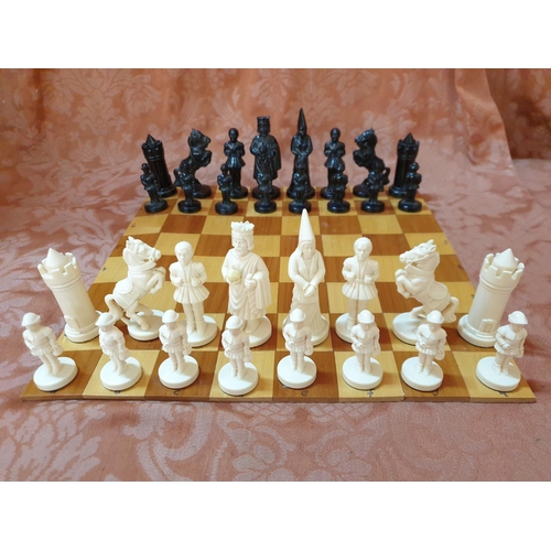 285 - Chess Set with Bakelite Pions and Folding Board