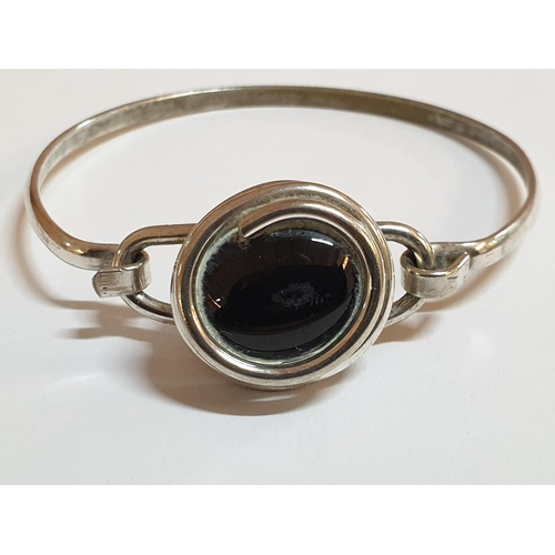 450 - Modern Silver (?) Bracelet with Large Black Stone / Bangle Bracelet (Ø6cm)Total Weight 17gr