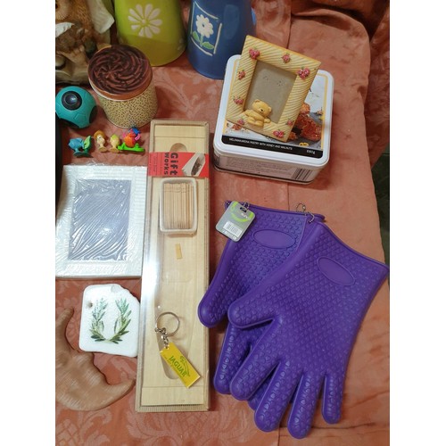 500 - Box of Assorted Items; Frame Print, Bags, Olive Boat Dish, Oval Money Box, Kitchen Accessories; 2 x ... 