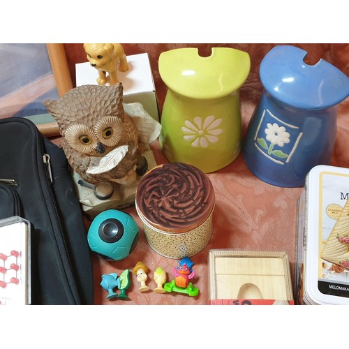 500 - Box of Assorted Items; Frame Print, Bags, Olive Boat Dish, Oval Money Box, Kitchen Accessories; 2 x ... 