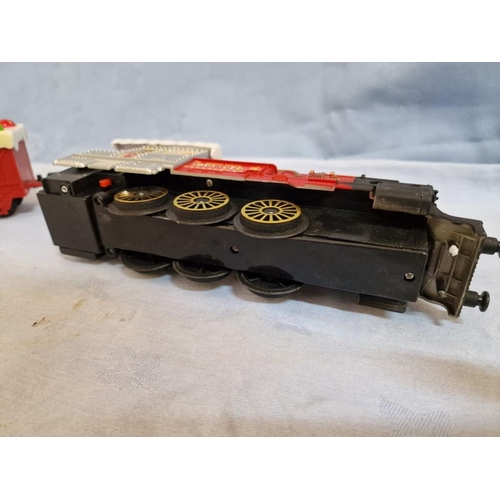 130 - Toy Train Set, Battery Operated & Working! with 3 x Carriages