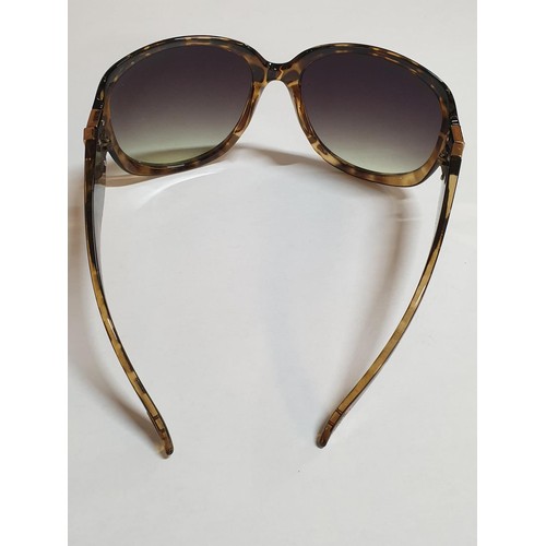 608 - 5 x Pair of Stylish Ladies Sunglasses; 