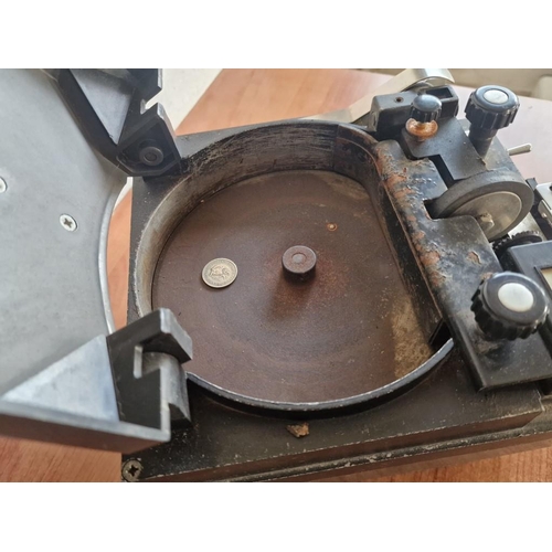 629 - Vintage Electric Coin Counting Machine, Made in Italy, Believed to be Used For Cypriot Mills, (Untes... 