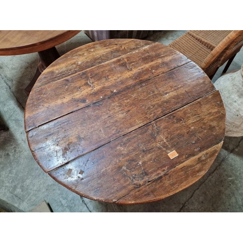 701 - Antique Oak Round Wooden Cricket Table with 3-Legs, (Approx. Ø: 100cm)