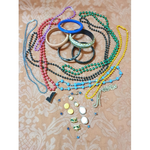 229 - 20 x pieces of Costum Jewelery inc; 6 x Necklaces, 5 x Bangles / Bracelets, 4 x Pair of Clip-on Earr... 