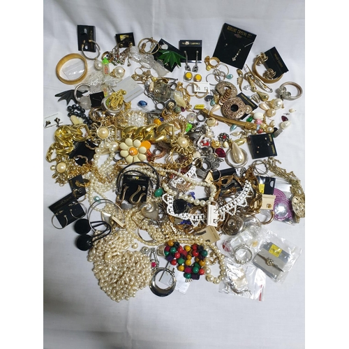 278 - Large Bag of Assorted Custom Jewellery