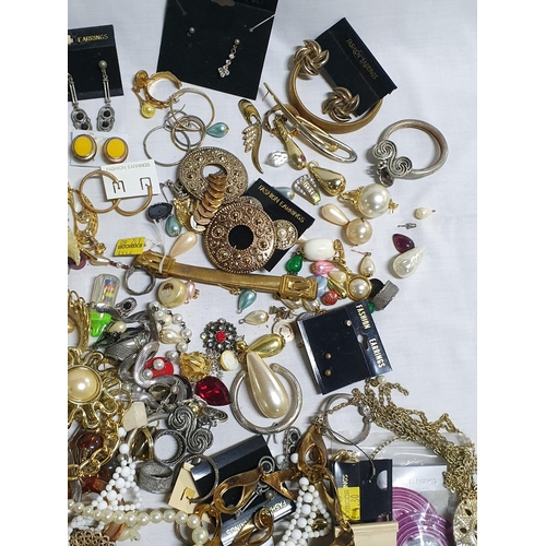 278 - Large Bag of Assorted Custom Jewellery