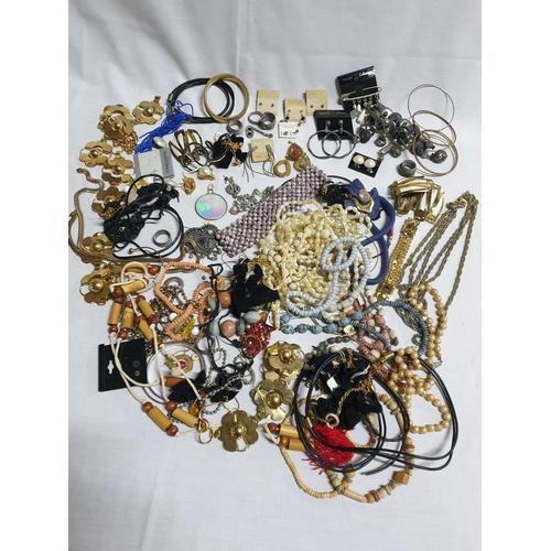 279 - Large Bag of Assorted Custom Jewellery