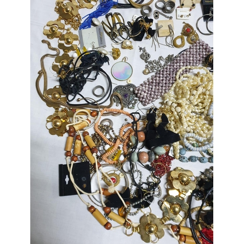 279 - Large Bag of Assorted Custom Jewellery