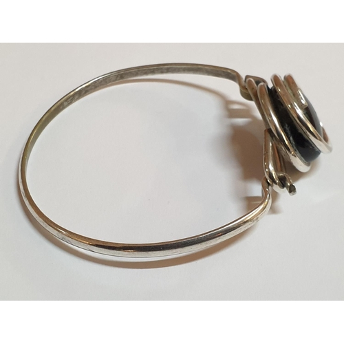 714 - Modern Silver (?) Bracelet with Large Black Stone / Bangle Bracelet (Ø6cm)Total Weight 17gr